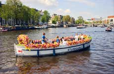 Giro in barca di fiori sui canali